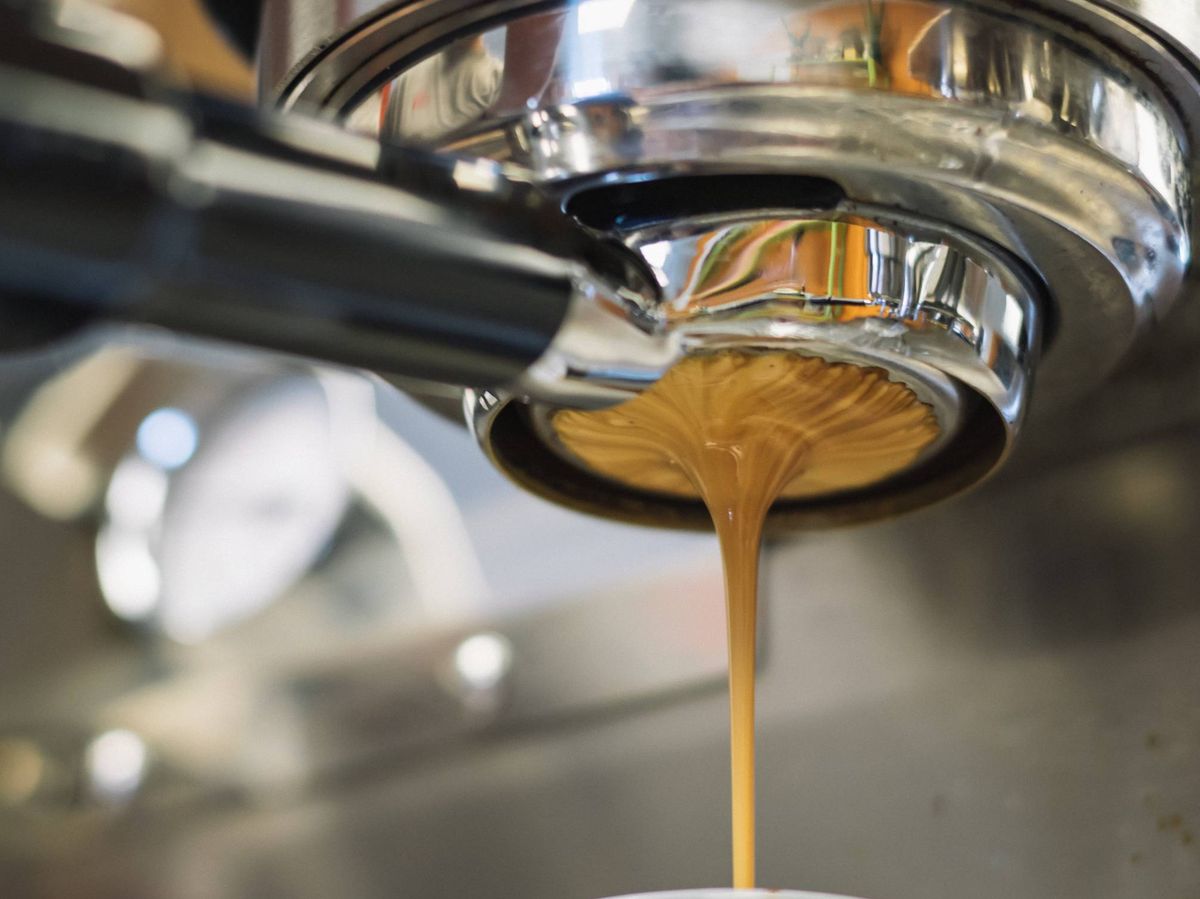 correcto flujo de agua que da como resultado un cafe espumoso debido a su turbulencia